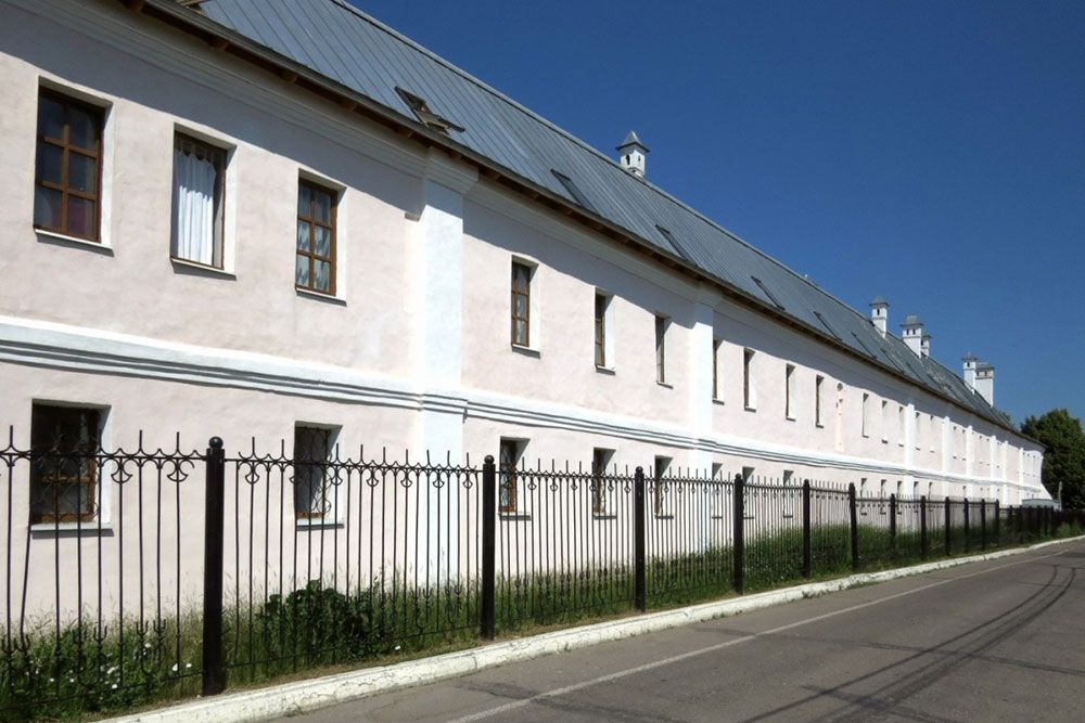 Корпус бывшей семинарии Ново-Голутвина монастыря г. Коломна